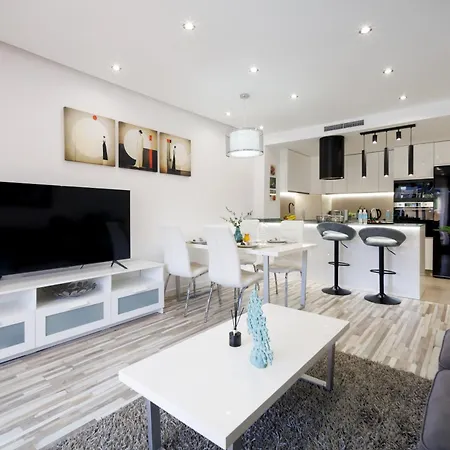 Apartmán Banus - Newly Renovated Premium 2br-2ba - Steps To The & El Corte Ing Luxury Shoop - Balcony With Pool Views - Prime Puerto Banus Location - Ideal For Families - Marina Banus Iv Complex Marbella
