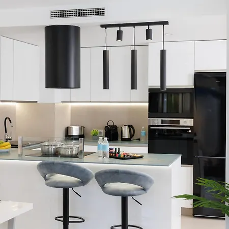 Banus - Newly Renovated Premium 2br-2ba - Steps To The & El Corte Ing Luxury Shoop - Balcony With Pool Views - Prime Puerto Banus Location - Ideal For Families - Marina Banus Iv Complex *