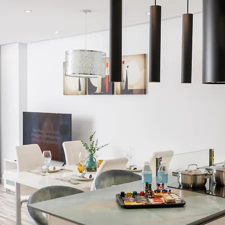 Apartmán Banus - Newly Renovated Premium 2br-2ba - Steps To The & El Corte Ing Luxury Shoop - Balcony With Pool Views - Prime Puerto Banus Location - Ideal For Families - Marina Banus Iv Complex *