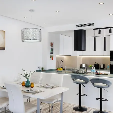 Apartmán Banus - Newly Renovated Premium 2br-2ba - Steps To The & El Corte Ing Luxury Shoop - Balcony With Pool Views - Prime Puerto Banus Location - Ideal For Families - Marina Banus Iv Complex