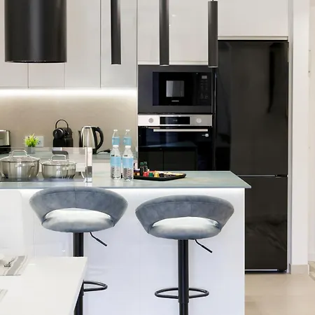 Apartmán Banus - Newly Renovated Premium 2br-2ba - Steps To The & El Corte Ing Luxury Shoop - Balcony With Pool Views - Prime Puerto Banus Location - Ideal For Families - Marina Banus Iv Complex *