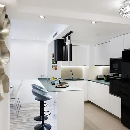 Banus - Newly Renovated Premium 2br-2ba - Steps To The & El Corte Ing Luxury Shoop - Balcony With Pool Views - Prime Puerto Banus Location - Ideal For Families - Marina Banus Iv Complex Marbella