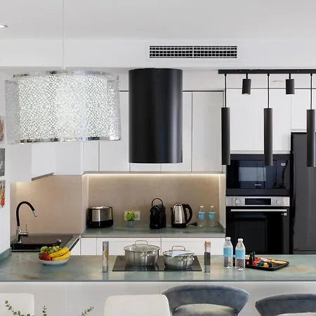 Banus - Newly Renovated Premium 2br-2ba - Steps To The & El Corte Ing Luxury Shoop - Balcony With Pool Views - Prime Puerto Banus Location - Ideal For Families - Marina Banus Iv Complex Apartmán *