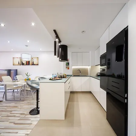 Banus - Newly Renovated Premium 2br-2ba - Steps To The & El Corte Ing Luxury Shoop - Balcony With Pool Views - Prime Puerto Banus Location - Ideal For Families - Marina Banus Iv Complex Apartmán *