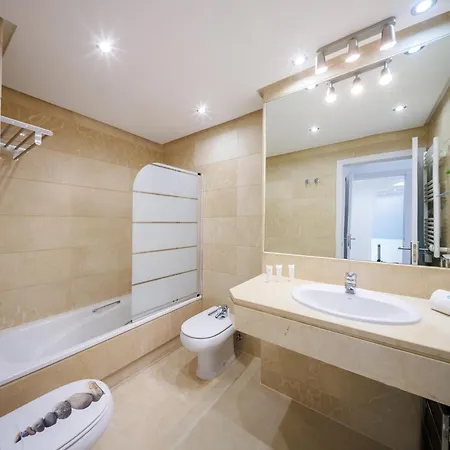 Apartmán Banus - Newly Renovated Premium 2br-2ba - Steps To The & El Corte Ing Luxury Shoop - Balcony With Pool Views - Prime Puerto Banus Location - Ideal For Families - Marina Banus Iv Complex Marbella