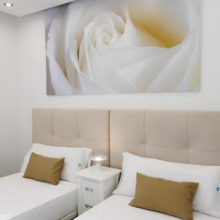 Banus - Newly Renovated Premium 2br-2ba - Steps To The & El Corte Ing Luxury Shoop - Balcony With Pool Views - Prime Puerto Banus Location - Ideal For Families - Marina Banus Iv Complex Apartmán *